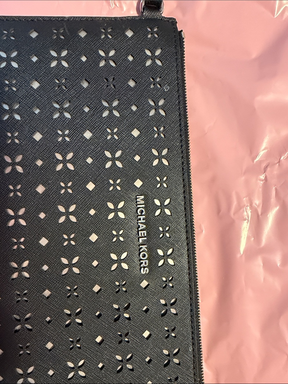 Michael Kors Black Laser-Cut Floral Wristlet Clutch jet set large - Picture 4 of 9